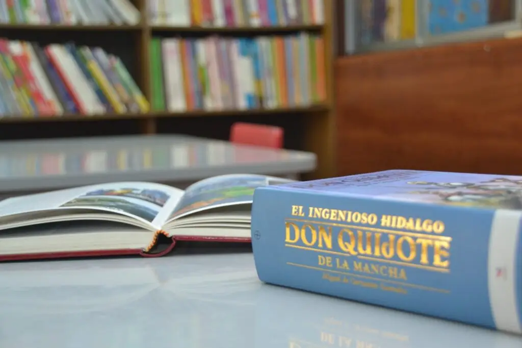 Libro en la biblioteca del colegio licancabur